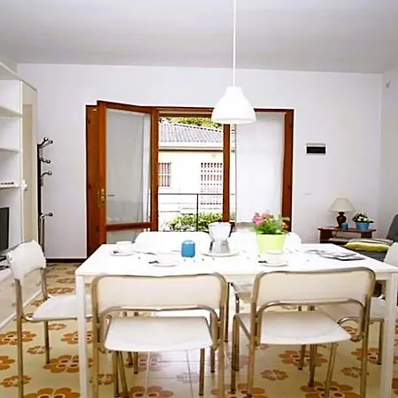 Idyllic With Private Fenced Garden *