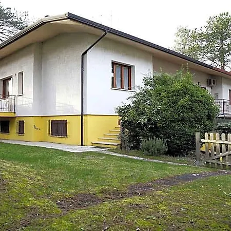 Idyllic With Private Fenced Garden ホテル